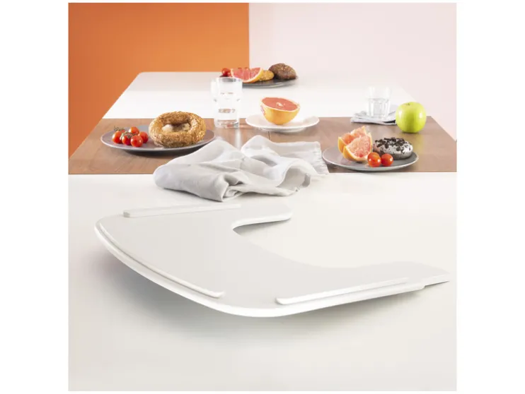 Houten kinderstoel met eetplank