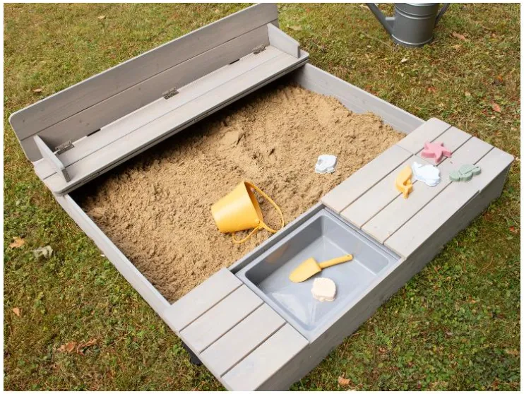 Zandbak met opklapbare zitbank